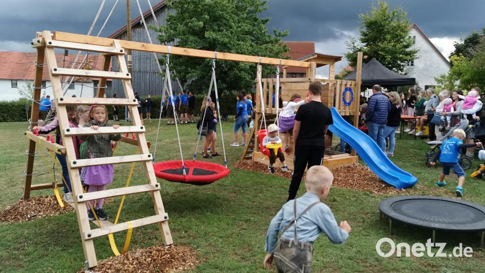 Der Spielplatz der Familie Schneeberger war Anziehungspunkt für die Jüngsten. Bild: Portner