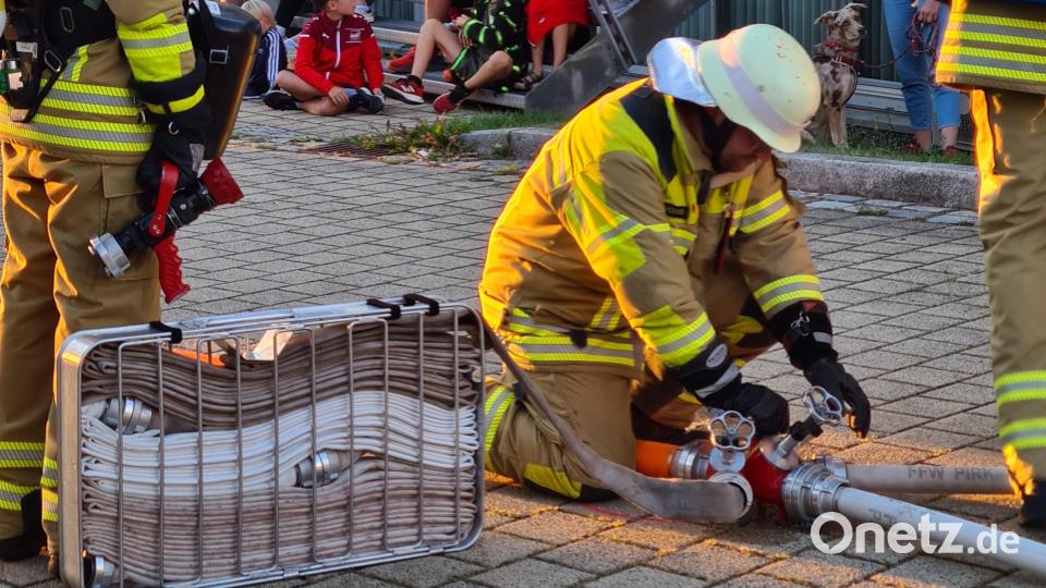 Sehr aufmerksam verfolgt auch das Publikum den Ablauf der Ü40 Prüfung, die Umberto Vicenzotto (kniend) von der FFW Pirk ablegt. Bild: kki
