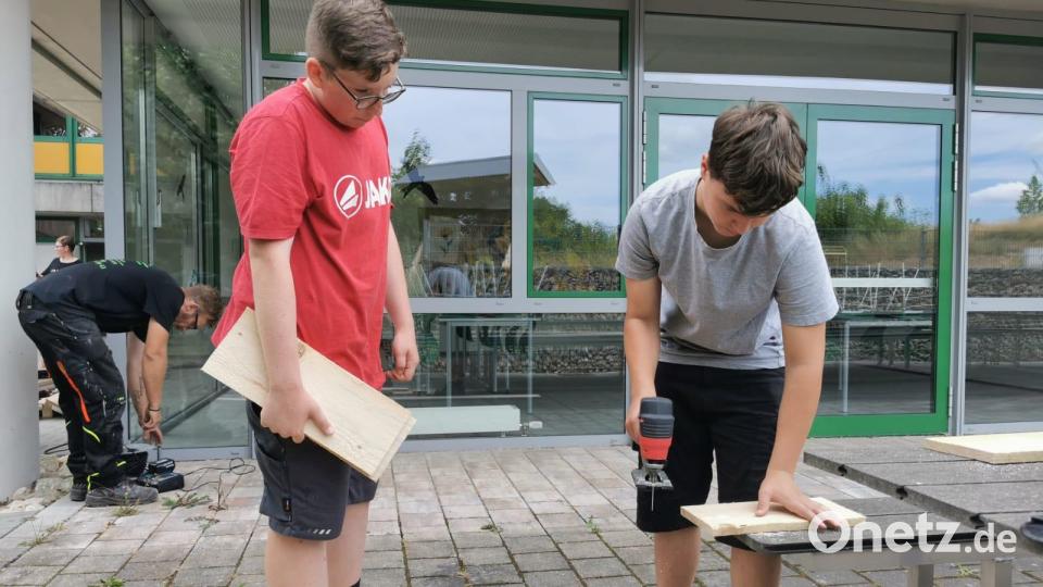 Robin und Toni aus der Jahrgangsstufe Acht der Krötensee Mittelschule sägen Bretter für eine Schalung bei der Firma Habig zurecht. Bild: Sebastian Birzer/exb