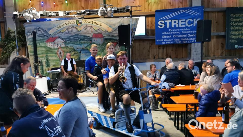 Die Musiker vom &quot;Oberpfalzexpress&quot; verstanden es am Abend, die Gäste zu unterhalten. Bild: Portner