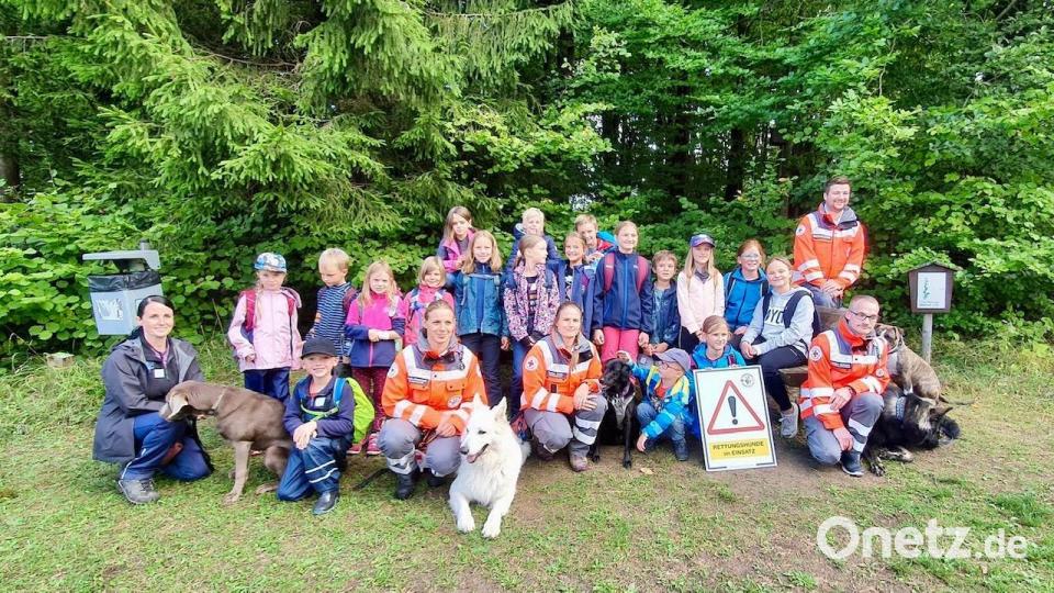 Königsteiner Kinder verbringen spannende Stunden mit den Hundeführern des BRK und ihren Vierbeinern. Bild: FW Königstein/exb