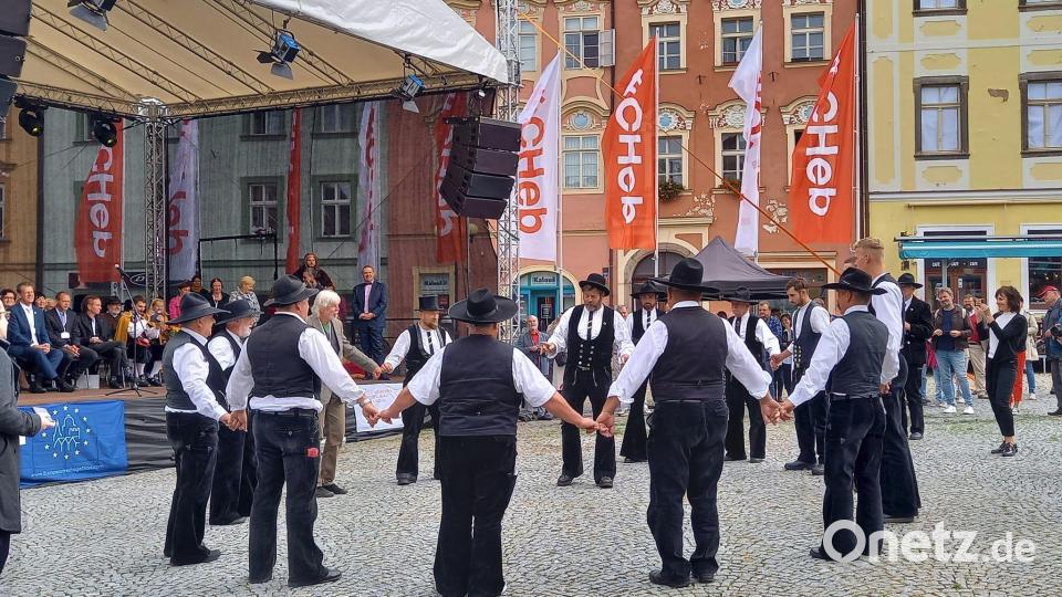 Zimmermannsklatsch auf dem Egerer Marktplatz. Bild: Karl Müller/exb