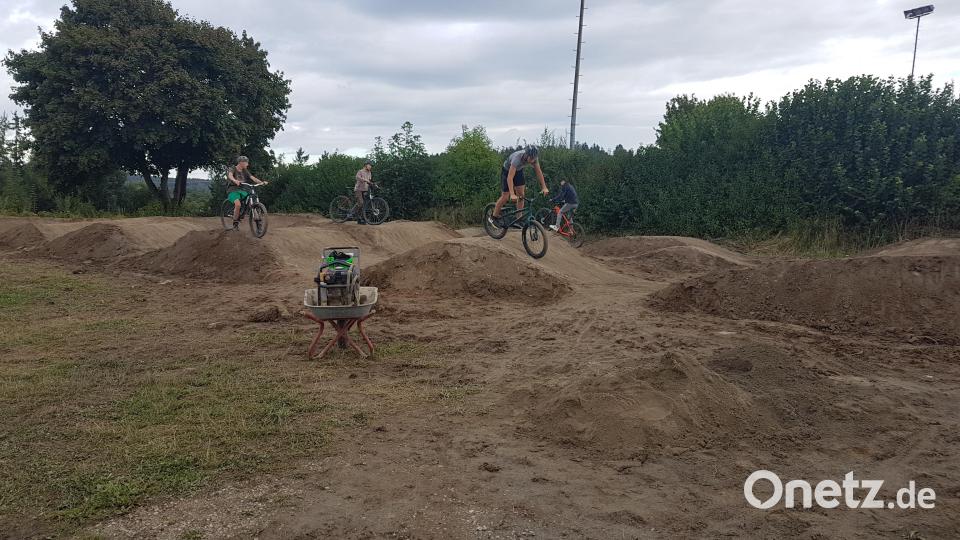Nach dem offiziellen Teil unterziehen die jungen Biker die neue Pumptrack-Anlage in Moosbach sofort einem Test. Bild: gi