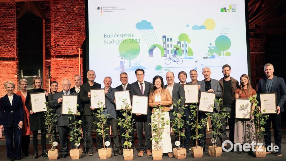 Bürgermeister Franz Stahl (Neunter von links) und die weiteren Preisträger bei der Verleihung des Bundespreises Stadtgrün. Neben dem Preisgeld von 15.000 Euro gab es auch ein Bäumchen geschenkt. Bild: Frank Nürnberger/exb