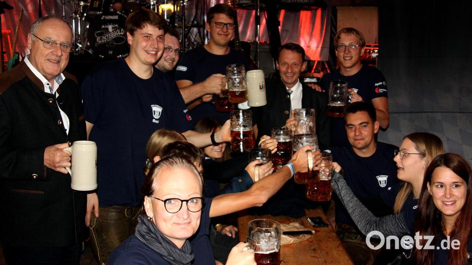 Ein Prosit auf das Volksfest: Zweiter Bürgermeister Lothar Höher (links) und Oberbürgermeister Jens Meyer (stehend,. Zweiter von rechts) stoßen mit den jungen Leuten von der Feuerwehr Rothenstadt an. Bild: R. Kreuzer