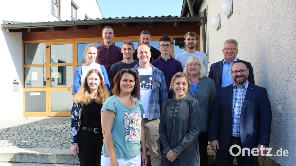 Konrektor Holger König, Realschuldirektor German Helgert und Konrektorin Sandra Hering (von rechts) wünschen den neuen Lehrkräften alles Gute für ihren Unterricht an der Realschule Kemnath. Bild: jzk