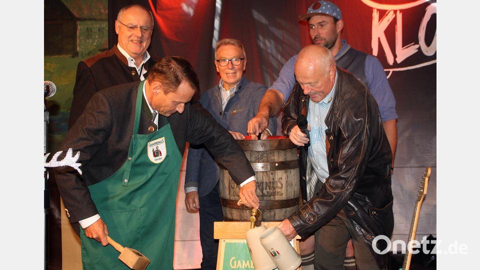 Oberbürgermeister Jens Meyer zapft das erste Fass Bier an. Bild: R. Kreuzer