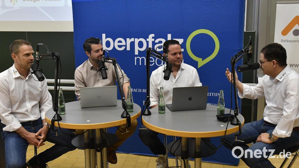 &quot;Powerplay - der Eishockey-Podcast rund um die Blue Devils Weiden&quot; live auf dem Oberpfalztag mit Devils-Geschäftsführer Franz Vodermeier (r) und dem Sportlichen Leiter Jürgen Rumrich (l) Bild: Petra Hartl