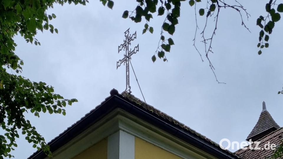 Das auf dem Dach der Klausenkirche befindliche „Caravaca-Kreuz“ verspricht Schutz vor Krankheiten. Bild: Alexander Hecht/exb