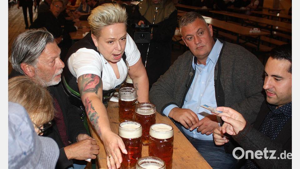 Gleich wird auf den Beginn des Volksfests angestoßen. Bild: R. Kreuzer