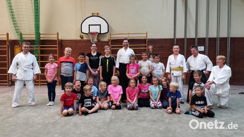 Mehr als 20 begeisterte Kinder nahmen am Stiftland Aikido Ferienprogramm teil. Bild: Eugen Truderung/exb
