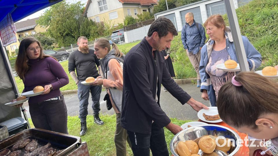 Faschingsverein grillt für Flüchtlinge. Bild: krb