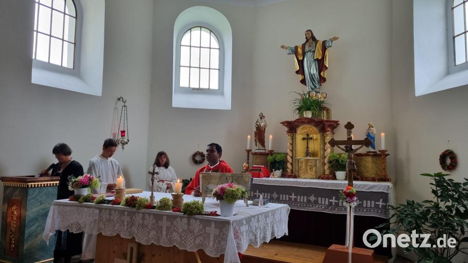 Pfarrer Julius feiert mit zahlreichen Gläubigen die Messe zur „Kreuzerhöhung“ in der Klausenkirche. Mesnerin Elisabeth Rickauer (links) übernahm den Lektorendienst. Bild: Alexander Hecht/exb