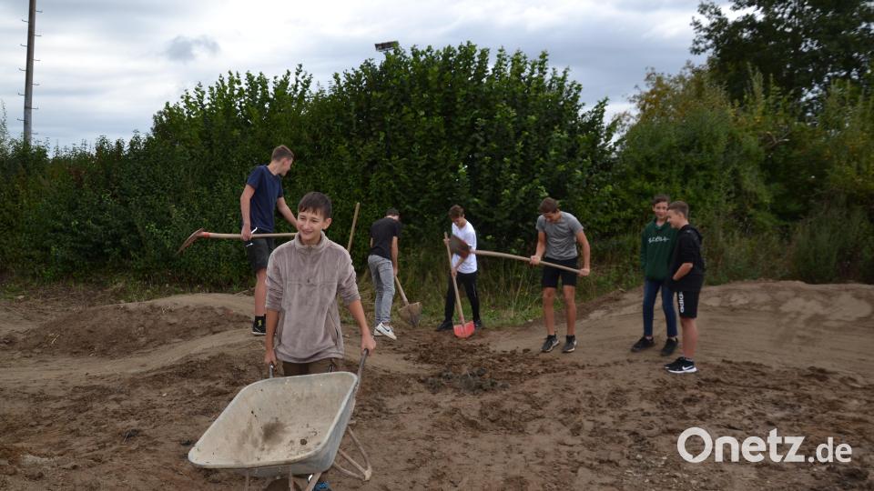 Fleißig helfen die Jugendlichen beim Bau der Pumptrack-Anlage mit. Bild: gi