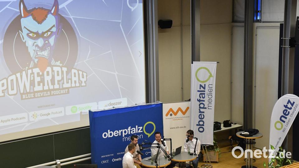&quot;Powerplay - der Eishockey-Podcast rund um die Blue Devils Weiden&quot; live auf dem Oberpfalztag mit Devils-Geschäftsführer Franz Vodermeier (r) und dem Sportlichen Leiter Jürgen Rumrich (l) Bild: Petra Hartl