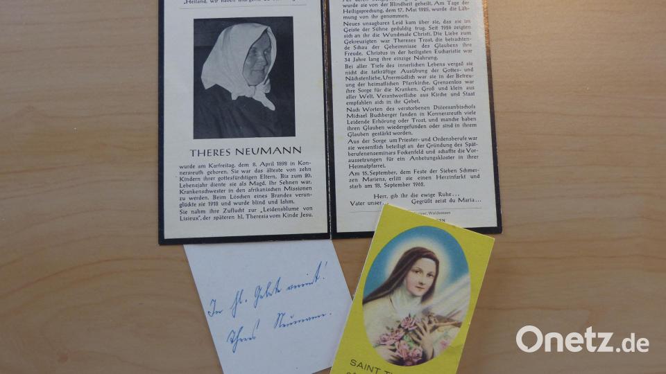 Heiligenbildchen und Gebetszettel, die Therese Neumann, die Resl von Konnersreuth, persönlich unterschrieben hat. Der Text lautet: In hl. Gebete vereint! Theres Neumann. Bild: Thomas Schaller