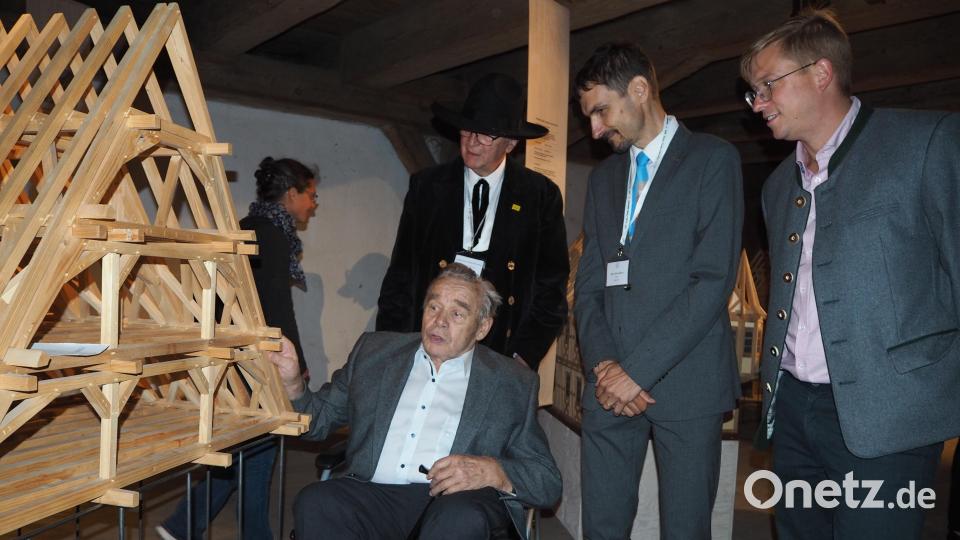 Josef Hauer (sitzend) erklärt den Gästen Karl Müller, Oberbürgermeister Antonin Yalovec und Tobias Knauer von der Handwerkskammer Weiden das Modell des Dachstuhles des Kurfürstlichen Wagenhauses in Amberg. Bild: krb