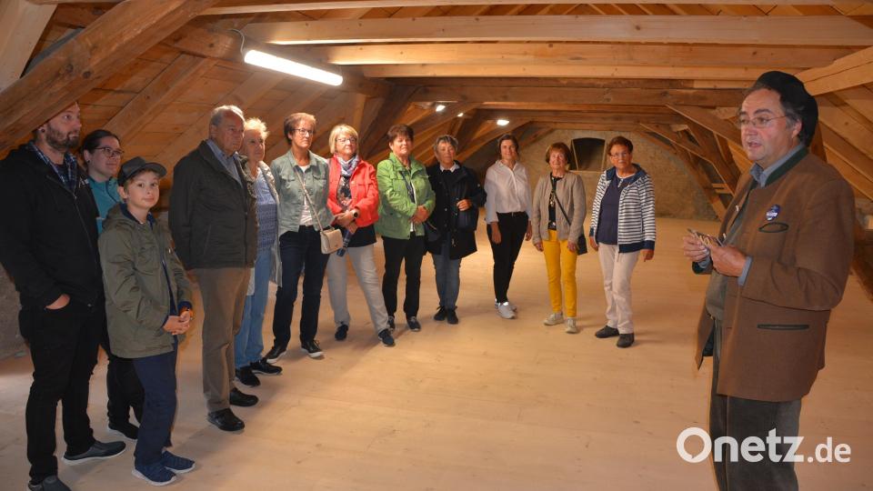 Insgesamt fünf Dachstuhlführungen bot Architekt Gerhard Plaß (rechts) am Tag des offenen Denkmals im Schafferhof an. Bild: jr