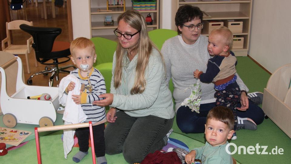 Geleitet wird die Johanniter-Krippe von Kathrin Zölch (Zweite von rechts). Unterstützt wird sie von Ramona Schmid (Bildmitte). Bild: wro