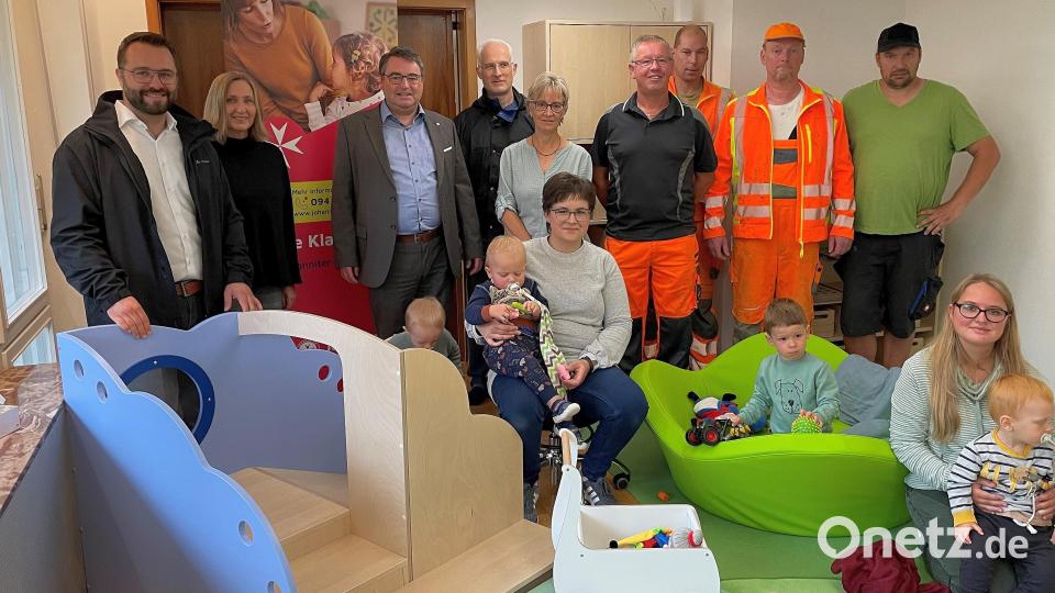 Eröffnung der Kinderkrippe: Hinten von links Matthias Grundler, Sylvia Meyer, Martin Steinkirchner, Thomas Weiß, Anita Weber-Tretter (beide Verwaltungsgemeinschaft Wiesau/Falkenberg) und die Männer vom Bauhof, Richard Bitterer, Tobias Kabat, Andreas Zölch und Joachim Zrenner. Vorne von links Kathrin Zölch und Ramona Schmid mit „ihren“ Krippenkindern. Bild: wro