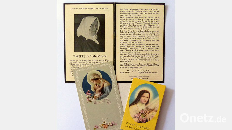 Heiligenbildchen und Gebetszettel, die Therese Neumann, die Resl von Konnersreuth, persönlich unterschrieben hat. Der Text lautet: In hl. Gebete vereint! Theres Neumann. Bild: Thomas Schaller