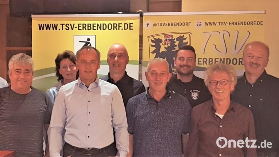 Bürgermeister Johannes Reger (links) und TSV-Vorsitzender Bernhard Reis (Zweiter von rechts) gratulierten dem im Amt bestätigten Vorstandsteam. Mit im Bild (von links) Herbert Stengl, Ulrike Böhm, Stefan Klamt, Wolfgang Hoffmann, Berthold Seitz, Fabian Kastner und Norbert Martetschläger. Bild: Sebastian Klamt/exb