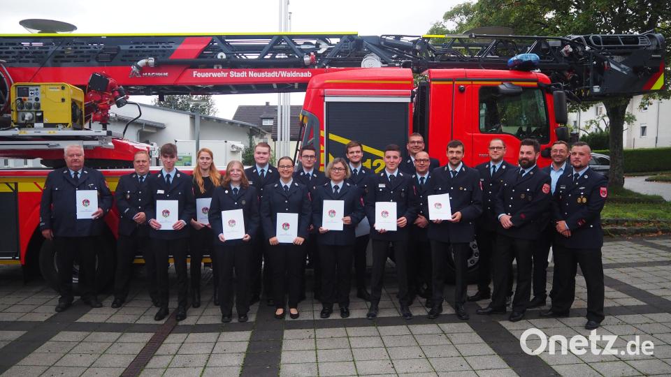 Diese Feuerwehrleute freuen sich über die Ehrung durch die Stadt. Bild: stn