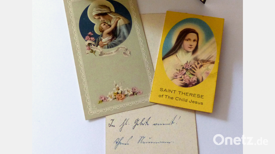 Heiligenbildchen und Gebetszettel, die Therese Neumann, die Resl von Konnersreuth, persönlich unterschrieben hat. Der Text lautet: In hl. Gebete vereint! Theres Neumann. Bild: Thomas Schaller