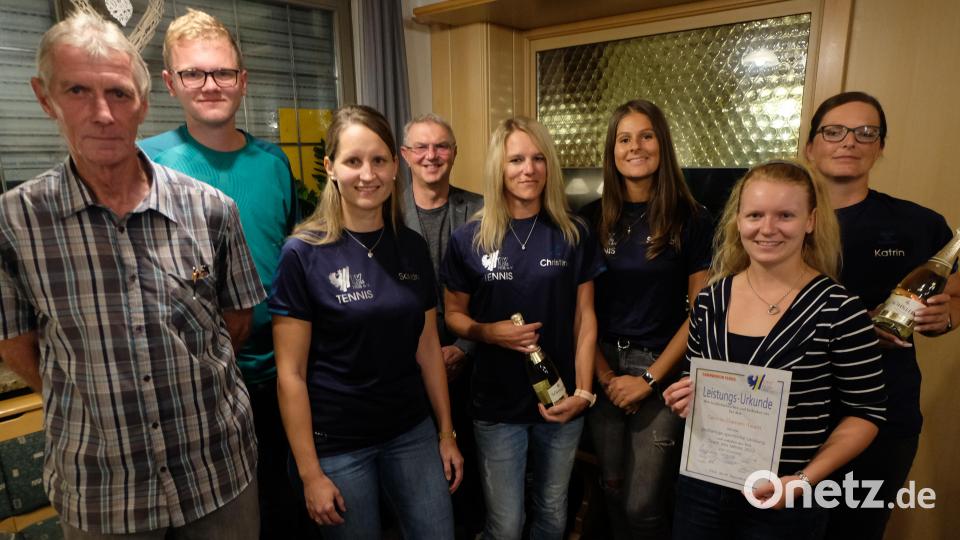 Das Tennis-Damenteam des TV mit Corinna Münchmeier, Sandra Neubeck-Weiser, Julia Niemann, Katrin Roper, Christina Schnappauf, Isabella Szega, Melanie Weimer und Sandra Wolf schaffte mit einer großartigen Leistung von 12:0-Punkten den Aufstieg in die höhere Spielklasse. Bild: le