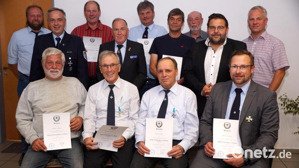 Urkunden und Ehrenzeichen für besondere Verdienste erhielten ein knappes Dutzend Kameraden: (sitzend von links) Herbert Huber, Bernhard Kreuzer, Hans Stahl und Martin Schmid, (stehend von links) Thomas Heser, Kreisvorsitzender Thomas Semba, Roland Schäffler, Bezirksvorsitzender Horst Embacher, Josef Heser, Günther Thätz, Peter Hößl, Bürgermeister Thomas Kaufmann und Matthias Melzner. Bild: bkr