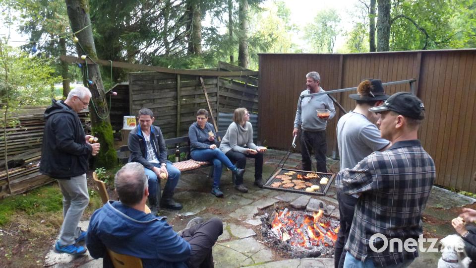 Saisonabschluss im Freibad Altglashütte auch ohne Badebetrieb. Auf dem Areal stehen dennoch Arbeiten an. Zum Dank gab es einen Grillabend für die ehrenamtlichen Helfer, die die Einrichtung in Schuss halten. Bild: Siegfried Walter/exb