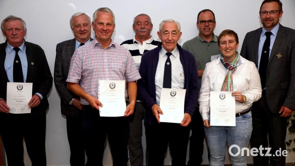 Für langjährige Treue konnten die Urkunden direkt an viele Mitglieder übergeben werden: (von links) Alois Schönfelder, Alois Melzner, Matthias Melzner, Karl-Heinz Wiesemann, Willi König, Christian Stahl und Nina Rieß zusammen mit Vorsitzendem Martin Schmid Bild: bkr