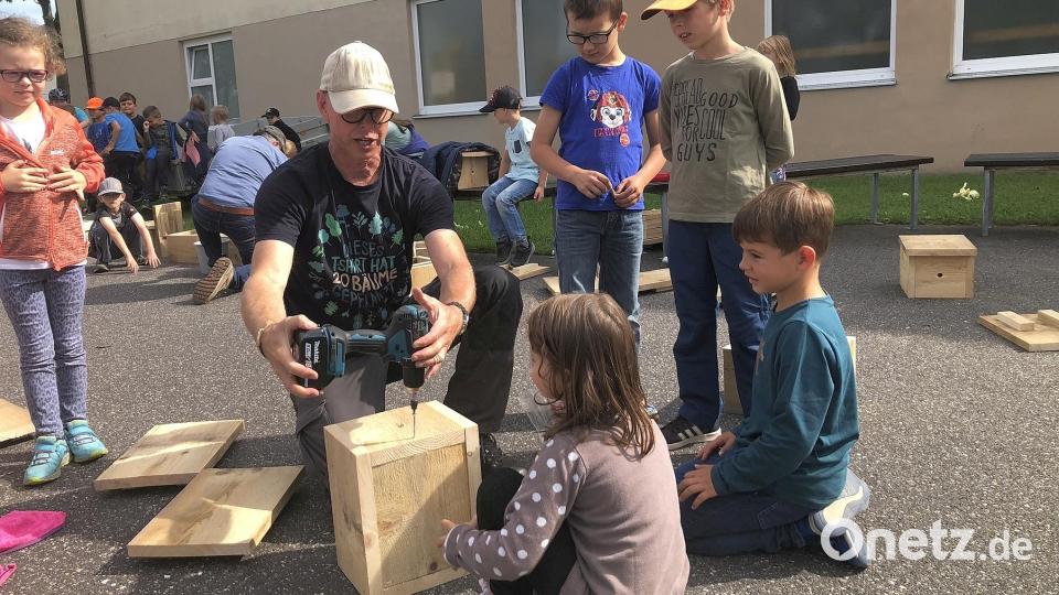 Beim Zusammensetzen und -schrauben half Matthias Gibhardt (Bildmitte) den Kindern. Der Vorsitzende des Imkervereins und Revierförster konnte auch viel über Hummeln erzählen. Bild: wro