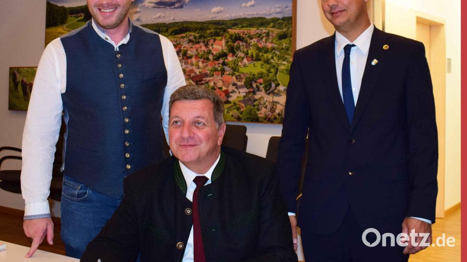 Eintrag in das Goldene Buch der Gemeinde (von links):CSU-Ortsvorsitzender Henner Wasmuth, Staatsminister Christian Bernreiter und 2. Bürgermeister Benjamin Hiltl. Bild: no