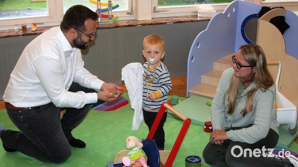Bürgermeister Matthias Grundler (links) nutzte die Gelegenheit, um mit Ramona Schmid (rechts) und einem Krippenkind Spielsachen auszuprobieren. Bild: wro