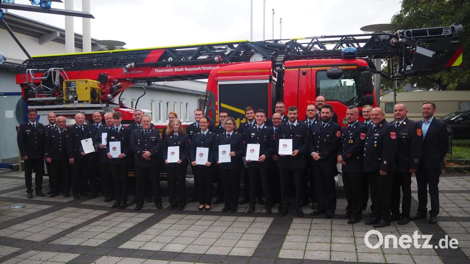 Diese Männer und stehen beim Ehrenabend der Neustädter Feuerwehr im Mittelpunkt. Bild: stn