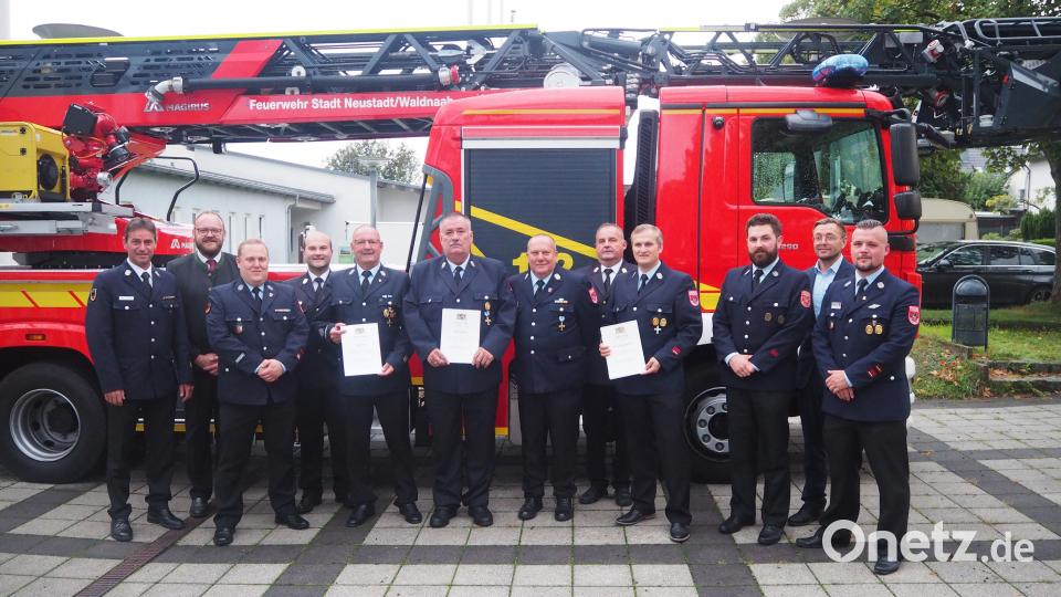 Diese Feuerwehrleute freuen sich über die Ehrung durch den Freistaat Bayern. Bild: stn