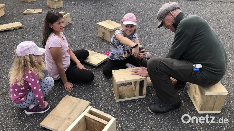 Beim Hummelhausbau half auch Vereinsmitglied und Altbürgermeister Eduard Zrenner (rechts). Bild: wro