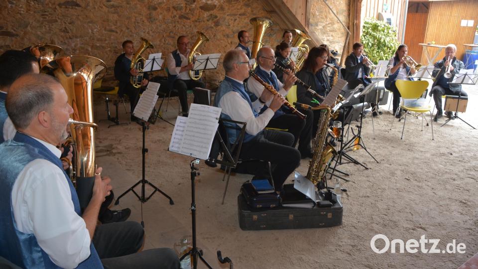 Die Blaskapelle Konnersreuth spielte den ganzen Nachmittag über zünftig auf. Bild: jr