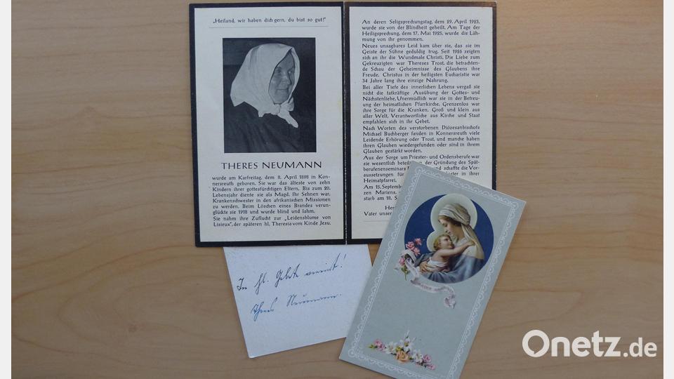 Heiligenbildchen und Gebetszettel, die Therese Neumann, die Resl von Konnersreuth, persönlich unterschrieben hat. Der Text lautet: In hl. Gebete vereint! Theres Neumann. Bild: Thomas Schaller