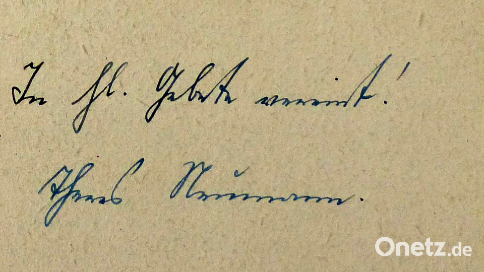 Die Heiligenbildchen sind auf Ihrer Rückseite persönlich von Resl unterschrieben hat. Der Text lautet: In hl. Gebete vereint! Theres Neumann. Bild: Thomas Schaller