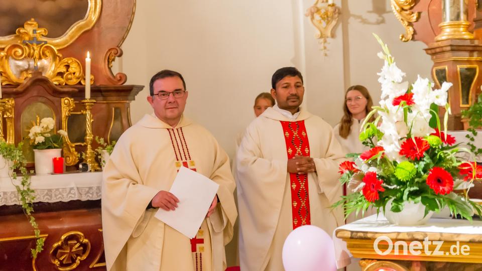Pfarrer Amschl und Pater John beim Festgottesdienst am Abendgottesdienst. Bild: wms