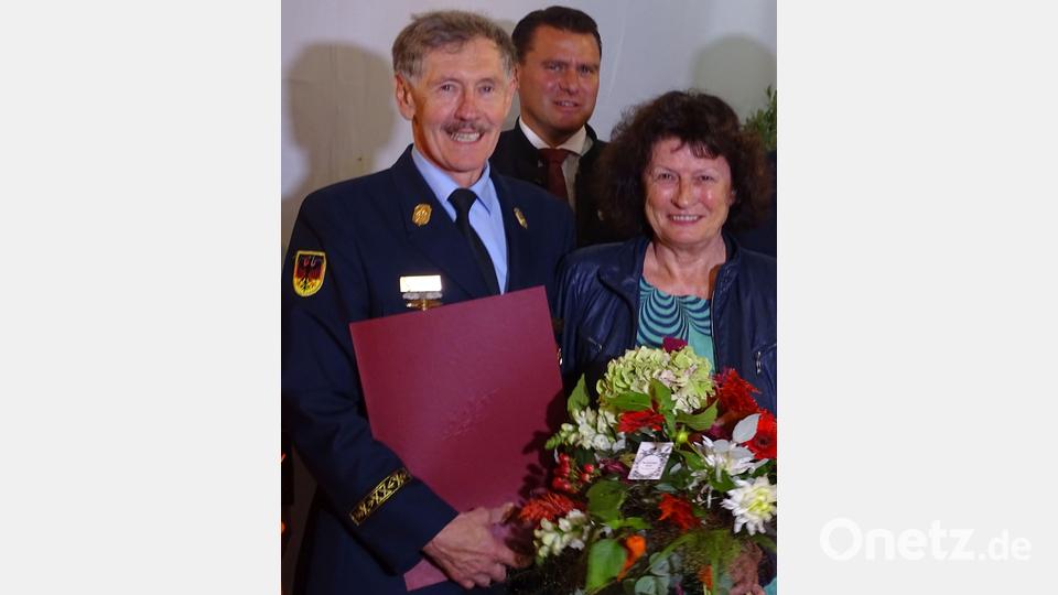 Mit Hans Gietl (links) aus Nabburg (hier zusammen mit seiner Frau) wurde ein Sohn des ersten Schwandorfer Kreisbrandrats Toni Gietl zum Ehrenkreisbrandinspektor ernannt. Dazu gratulierte auch Landrat Thomas Ebeling (MItte). Bild: Wolfgang Houschka