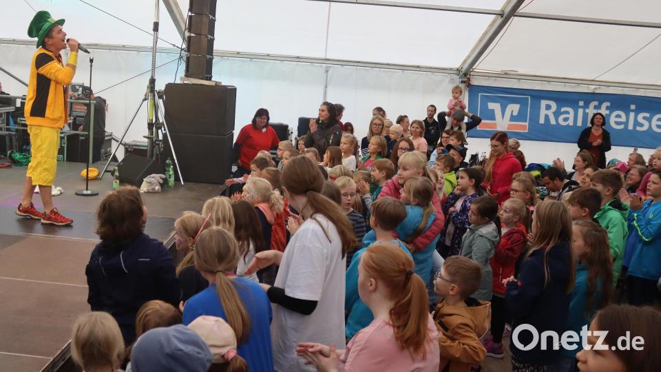Die Band Donikkl bezeichnet sich selbst als Familien-Party-Band. Nach dem Auftritt im Festzelt des AKV kann man nur sagen: Es stimmt. Bild: mfh