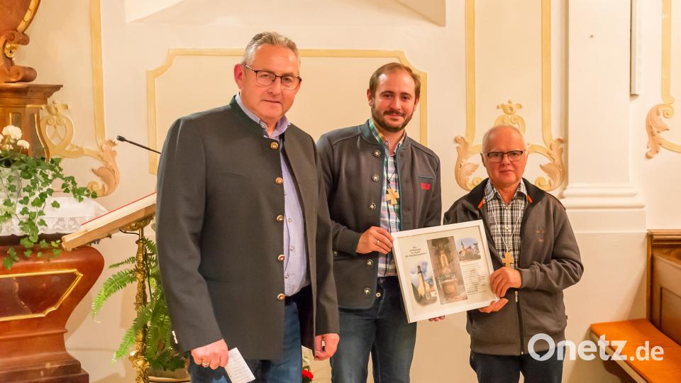 Bernhard Schwamberger erhält für seine 50. Wallfahrt eine besondere Ehrung. Bild: wms