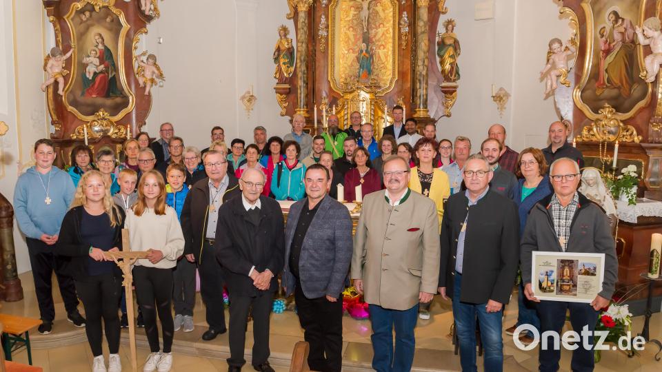 Die Thanhauser Wallfahrergruppe nach dem Abendgottesdienst in der Kreuzbergkirche in Pleystein: (vorne von links) die Kreuzlkinder Vanessa, Lara, Jannik und Michael mit dem neuen Pilgerkreuz, Seniorwallfahrtsleiter Hans Heldwein, Pater Reinhold Schmitt, Pfarrer Konrad Amschl, Bürgermeister Alfred Stier, Pilgerführer Bernd Schwamberger und Bernhard Schwamberger mit Erinnerungsbild zu seiner 50. Wallfahrt. Bild: wms