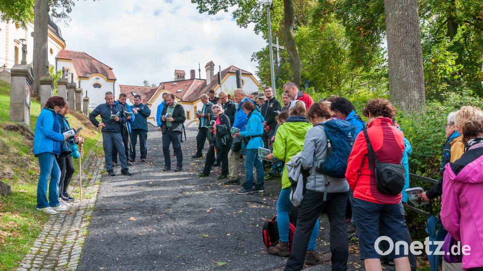 Auf dem Anstieg zum Kreuzberg wird noch ein Kreuzweg gebetet. Bild: wms