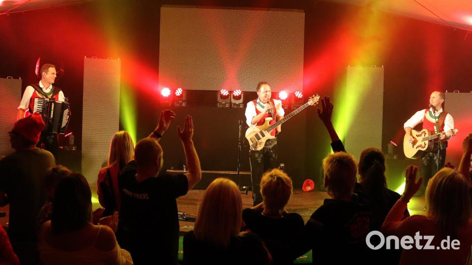 Zweifellos gehören „Die Jungen Zillertaler“ zu den besten Party-Livebands. Auch das Festzelt der Arbeiterkameraden brachten sie ganz flott zum Beben. Bild: mfh