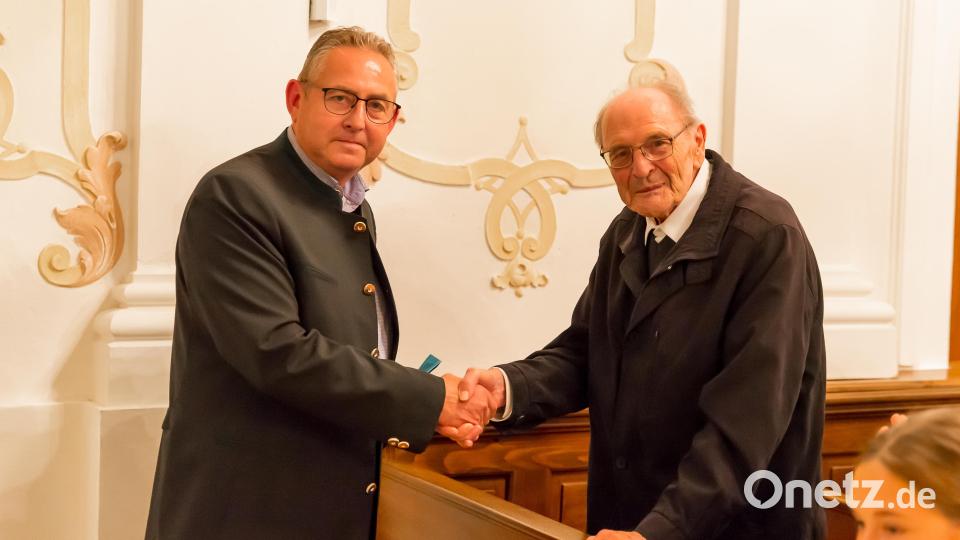 Bernd Schwamberger gratuliert Pater Reinhold Schmitt nachträglich zum 90. Geburtstag und übergibt ein Geldpräsent. Bild: wms
