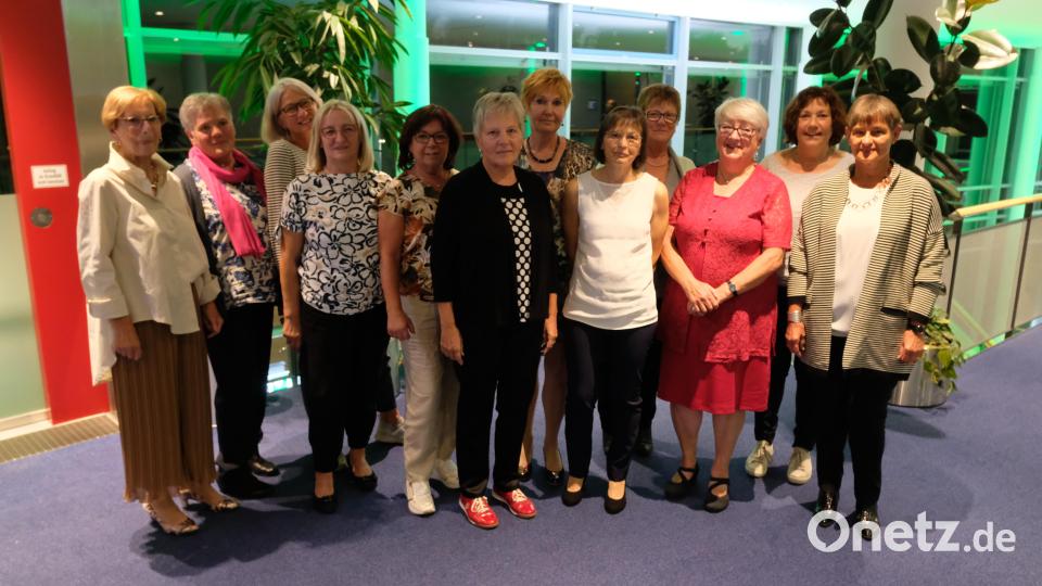 Die geehrten Gründungsmitglieder und Übungsleiterinnen der DJK 2002 Amberg von links: Vorsitzende Angelika Hiltner, Maria Lehner (Spartenleiterin Gymnastik), Christine Ruppert (Übungsleiterin Kinder), Theresia Witetscheck, Hannelore Fick, Beate Guttenberger, Christine Beck, Sybille Haller, Rita Gleißl, Johanna Strecker, Sigrid Strobl (Übungsleiterin Pilates) sowie Evelin Hensel (Übungsleiterin Prävention und Aqua-Fitness) Bild: hae